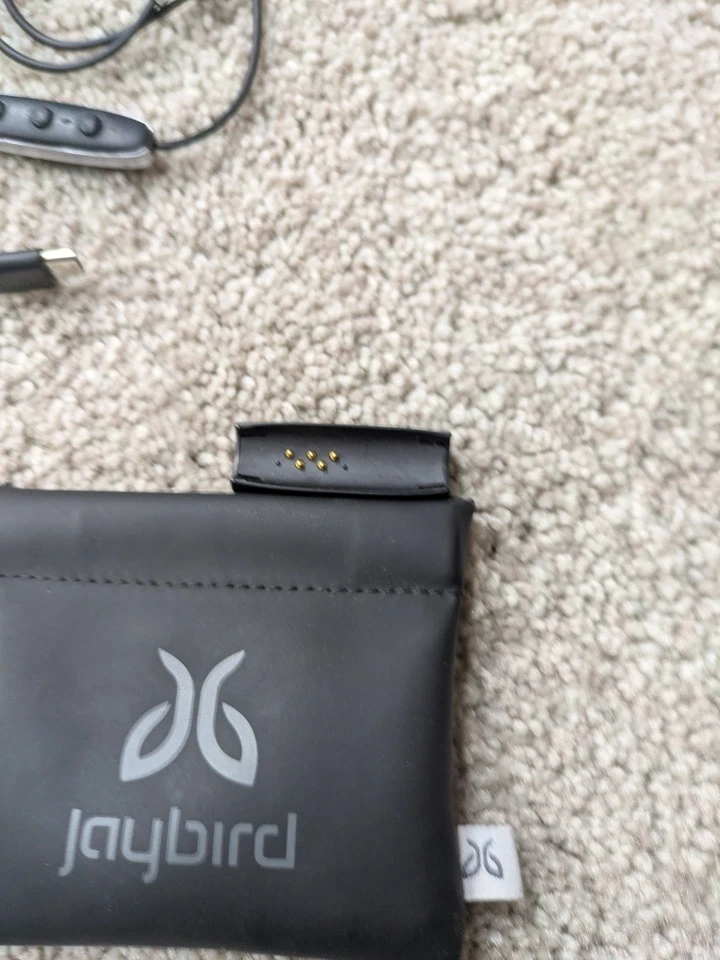 Auriculares deportivos inalámbricos Jaybird Bluetooth negros con estuche de cable con clip de carga Foto 3 de 4