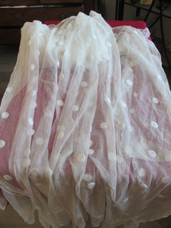 PAIRE DE RIDEAU ANCIEN EN TULLE BRODEE TAILLE 75 cm sur 1 40 m X 2