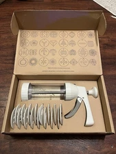 New In Box Original Pampered Chef Cookie Press 1525 16 Discs Recipe Book & Box