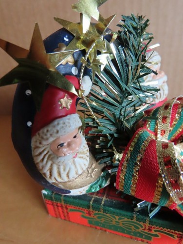 Figur Weihnachtsmann mit blauem Kranz auf einer Schachtel ca.8,5 cm hoch - Bild 7 von 7