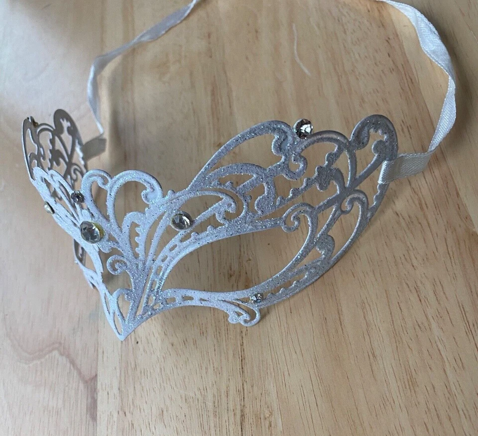 Máscara Mascarada Blanca Para Mujer 8" Metal Corte Láser Veneciano con Piedras, Media Máscara Foto 3 de 4