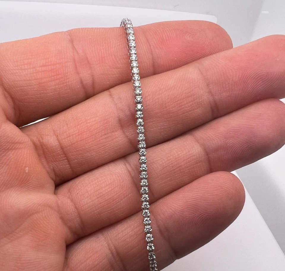 Brazalete de tenis redondo de diamantes naturales de 1,35 quilates de oro blanco macizo de 14K/585 Foto 3 de 4