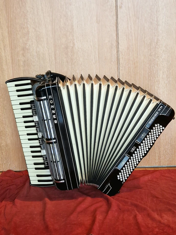 Hohner Morino IVM 4 Chörig Cassotto 120 Bässe mit Koffer - Bild 4 von 4