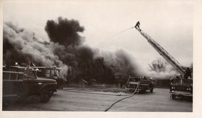 C1940-50s  - Real Photo of Firemen and Firetruck responding to Fire -  EP1U