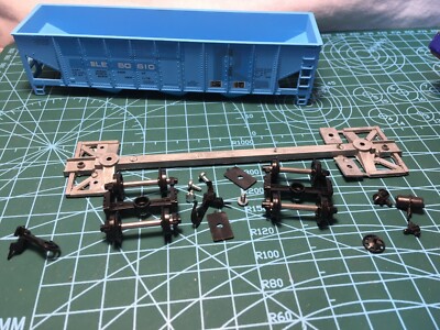 Roundhouse 3 Bay Rib Side Hopper HO Kit B&LE ex Rock Island
