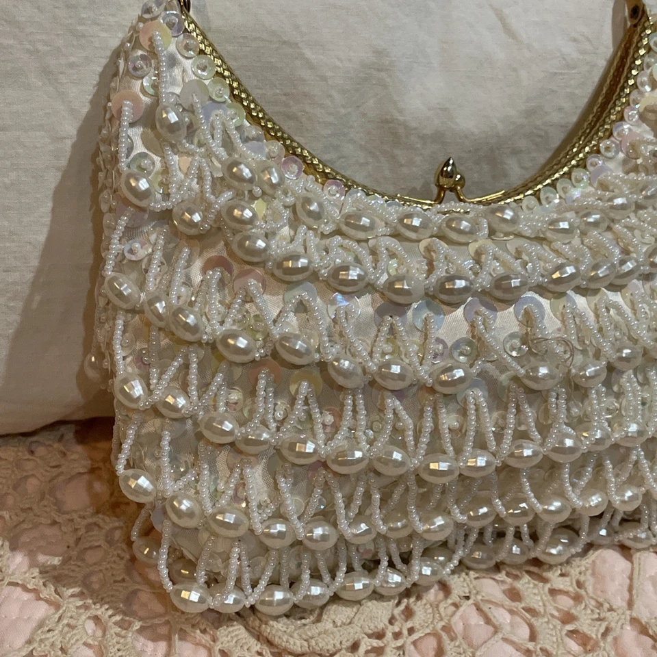 Cartera hecha a mano Hong Kong con solapa, herrajes de latón, bloqueo de beso, cuentas con flecos Foto 2 de 4