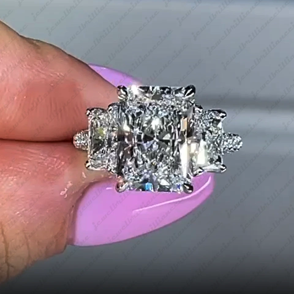 Anillo de compromiso de 3 piedras de moissanita de corte radiante de 5,16 quilates enchapado en oro blanco de 14 quilates Foto 2 de 4