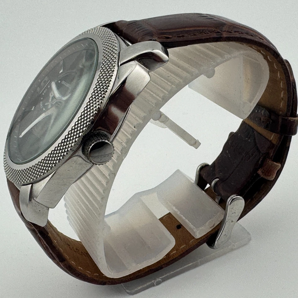 Кварцевые мужские часы Claiborne 30 м серебристые коричневая кожа день дата аналоговый новый аккумулятор - Изображение 4 из 4