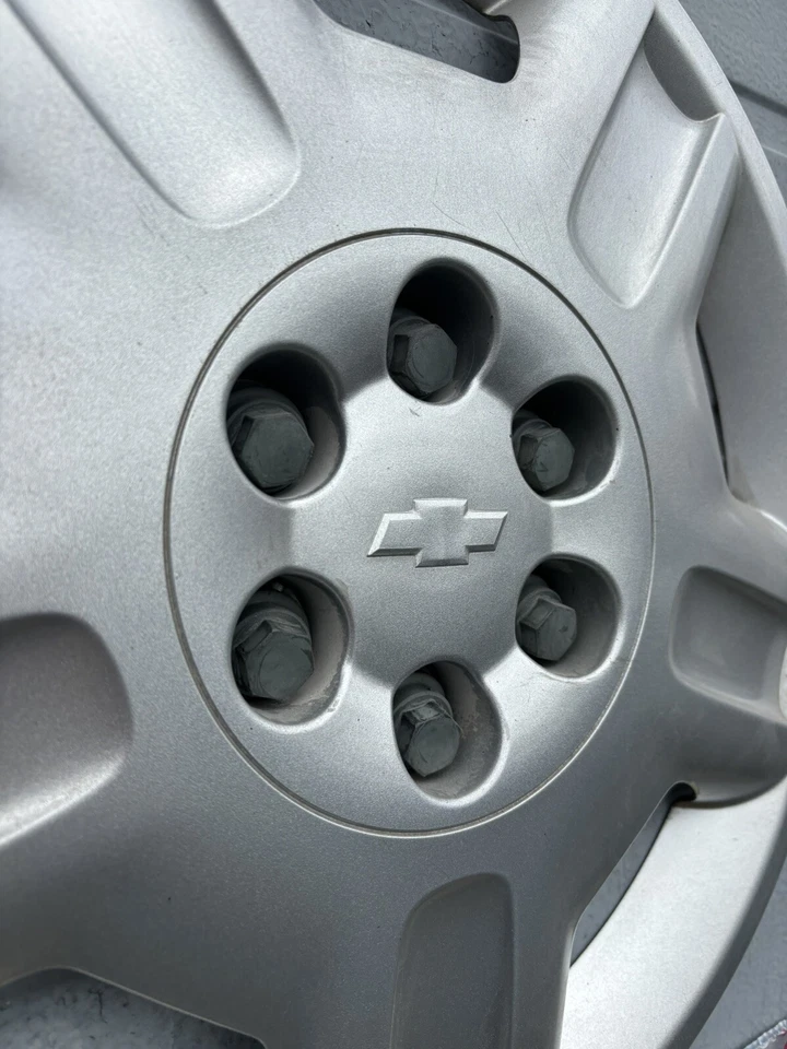 Chevrolet Uplander 2006-2009 tapacubos 1 bonito usado 17” cubierta de rueda OEM plateada 6 orejetas Foto 4 de 4
