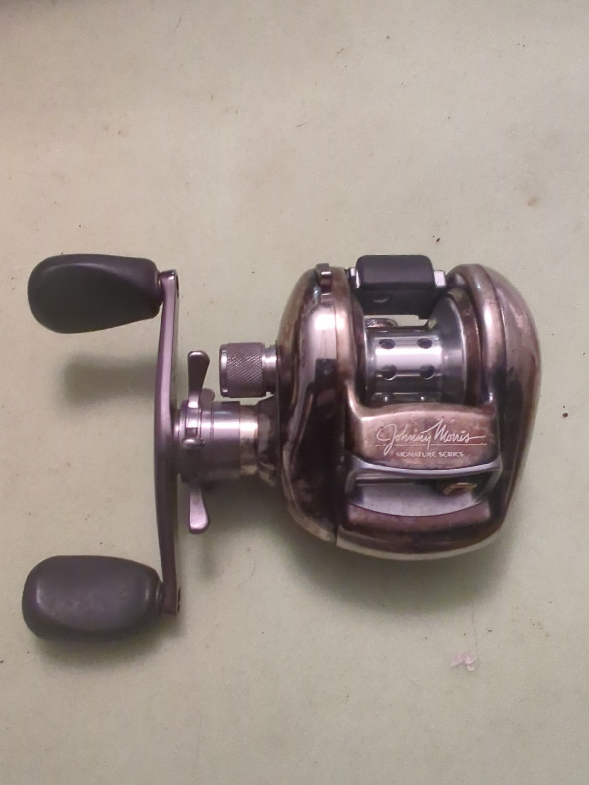 Bass Pro Johnny Morris Signature Series Casting Reel (RH) W/Case JLM1000-LPHA