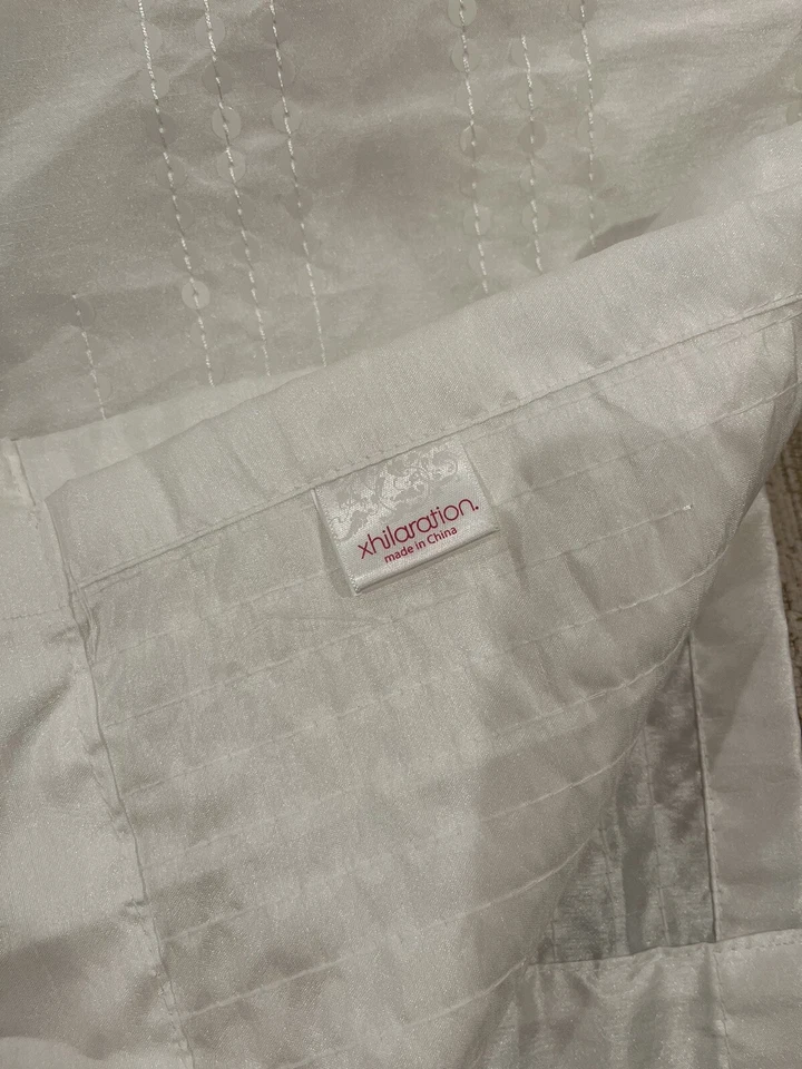 2 paneles de cortina Xhilaration Target blanco sedoso transparente lentejuelas bolsillo de varilla 54x84 Foto 2 de 4