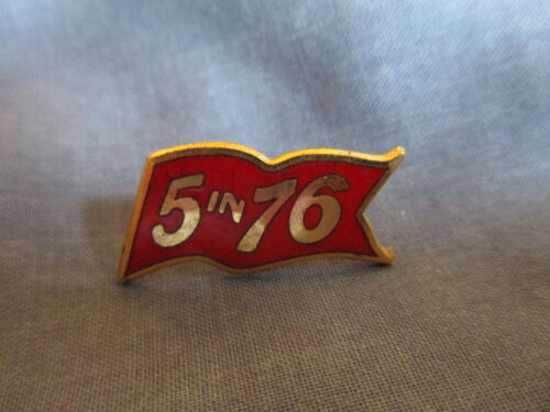 BURGEE PENNANT FLAG Tie Tack 5 IN 76 BASTIAN BROS CO - 1976 vintage Lapel Pin - Picture 2 of 3
