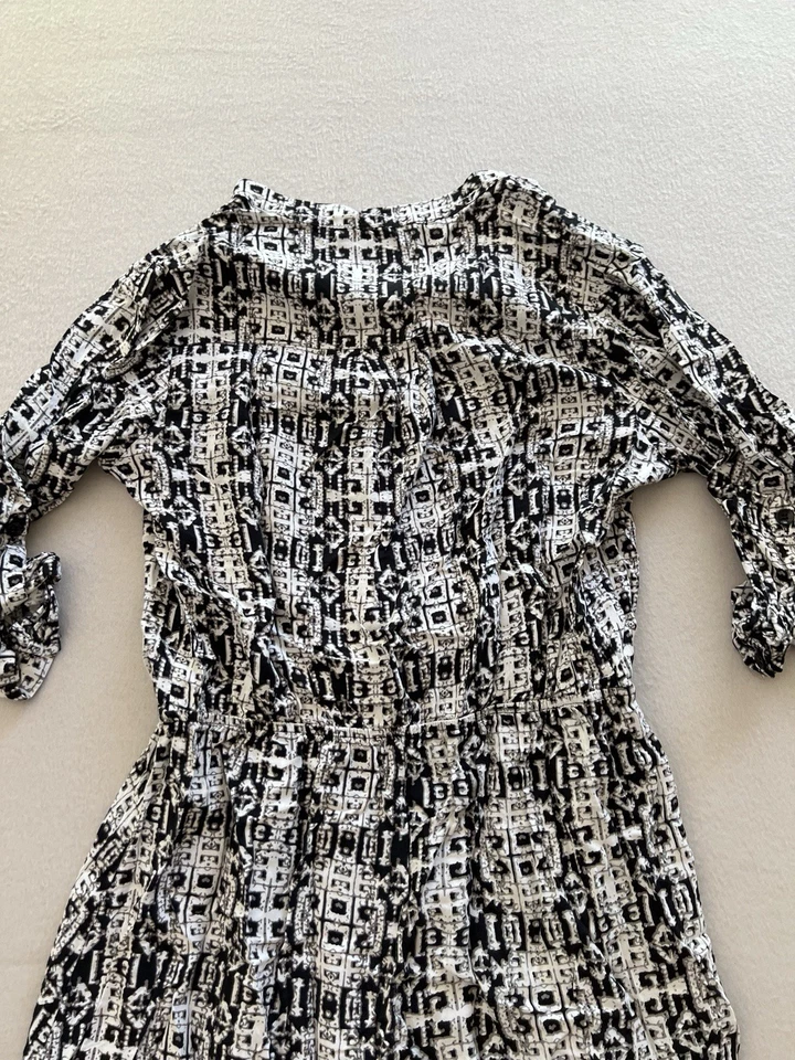 Vestido Love Culture A-Line Feminino Médio Preto Geo Botão Frontal Manga Roll-Tab - Imagem 4 de 4