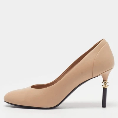 Escarpins bout rond en cuir beige Chanel CC taille 39,5 - Photo 1/4