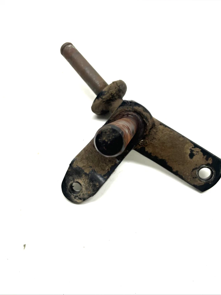 John Deere Lawn & Garden Tractor LH Steering Spindle AM38581 - Image 4 of 4