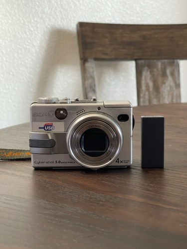 Sony Cyber-Shot Digital Camera DSC-V1 5MP TESTED WORKS GREAT