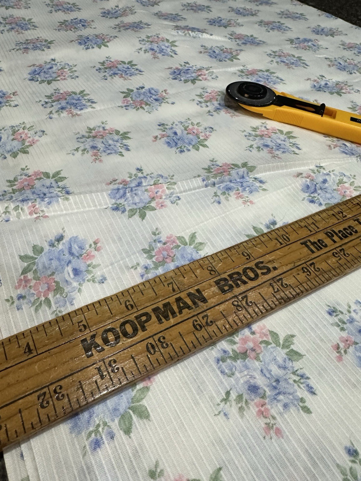 VTG VINTAGE PETER PAN FABRICS SEMI SHEER DIMITY FLORAL CLUSTERS FABRIC BTHY