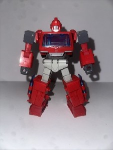 Transformers Toys Studio Series 84 Deluxe Bumblebee Ironhide actiefiguur, 8 en hoger, 4,5 inch, veelkleurig, één maat (F3171