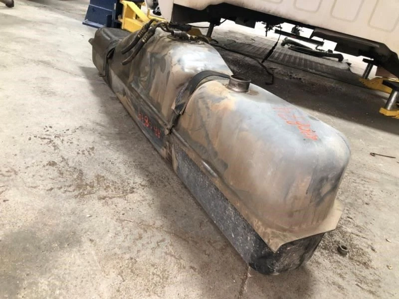 Camión usado 01 C3500HD Midship 22 galones tanque de combustible diésel eje I 28613 Foto 3 de 4