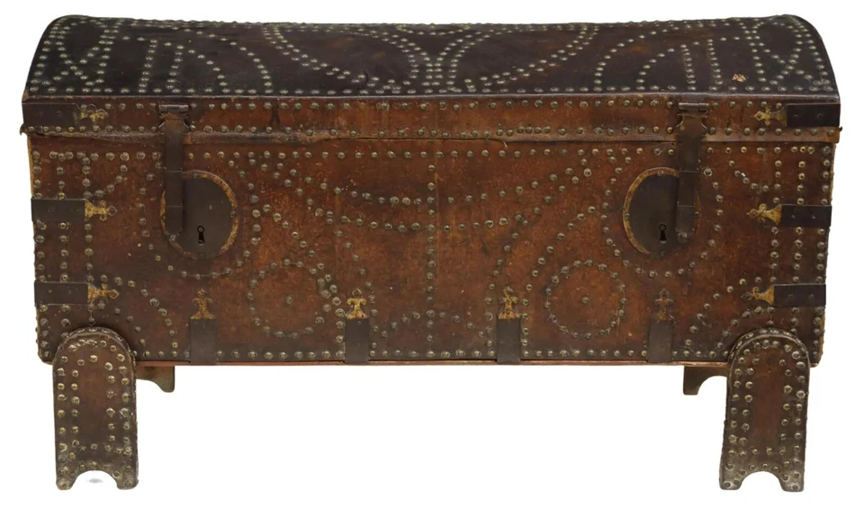 Baúl antiguo, barroco español revestido de cuero, forrado de tela, cabeza de clavo, ¡años 1700!! Foto 2 de 4