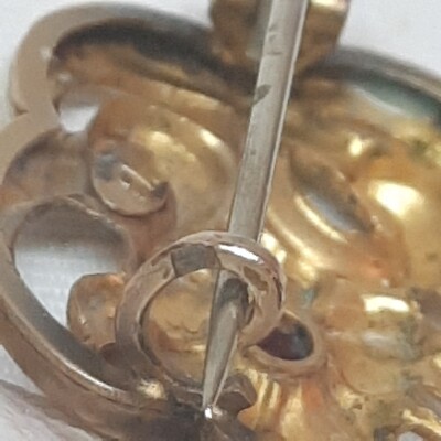 Belle Broche Ancienne En Plaqué Or Jaune Signée - Ornée De Grenats - Bon État - Occasion
