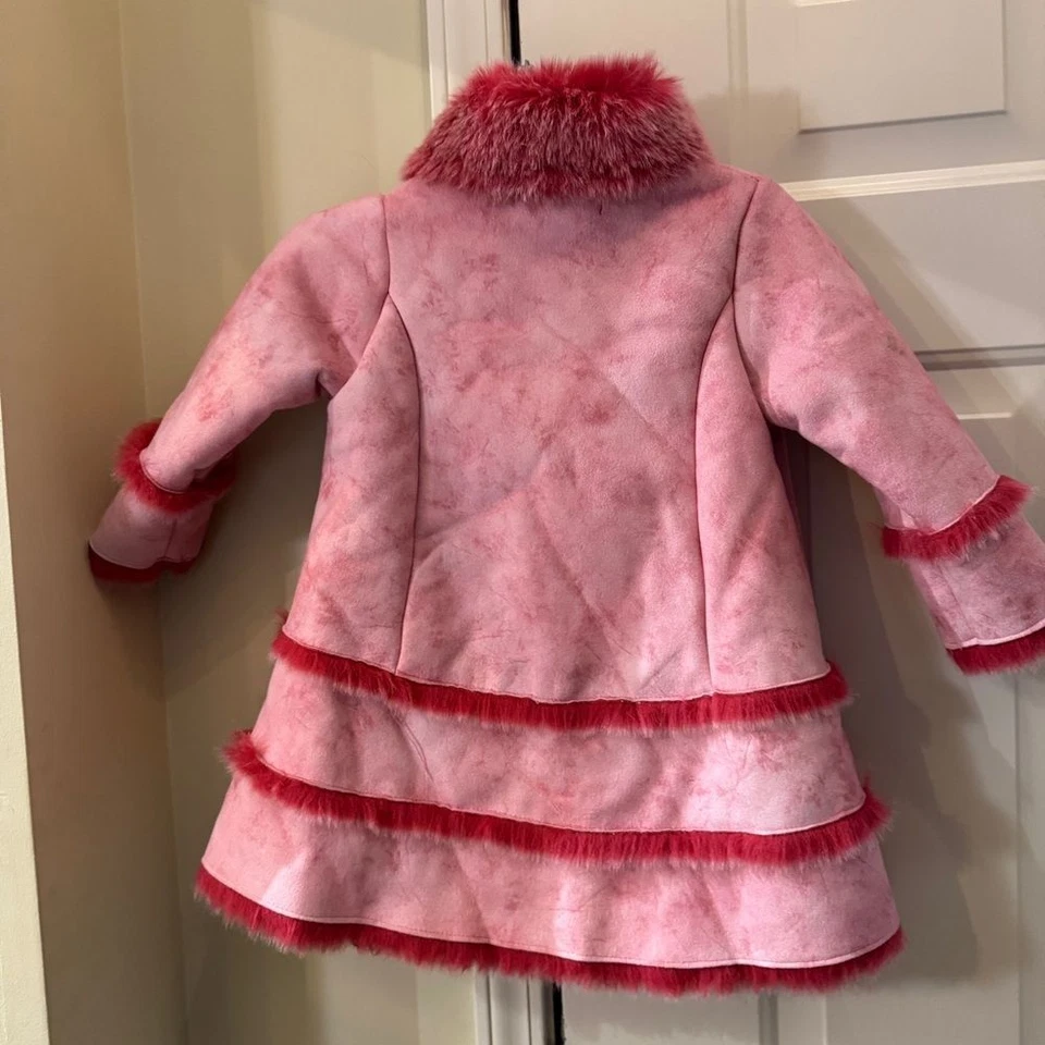 Abrigo Widgeon Imitación Piel Rosa y Rojo Volantes Material Felpa y Cuello Esponjoso (3) Foto 2 de 4