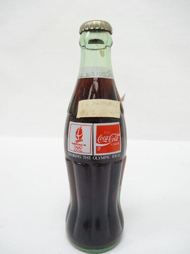 Bouteille de Coca Cola Zero sur table rouge photo – Image gratuite de