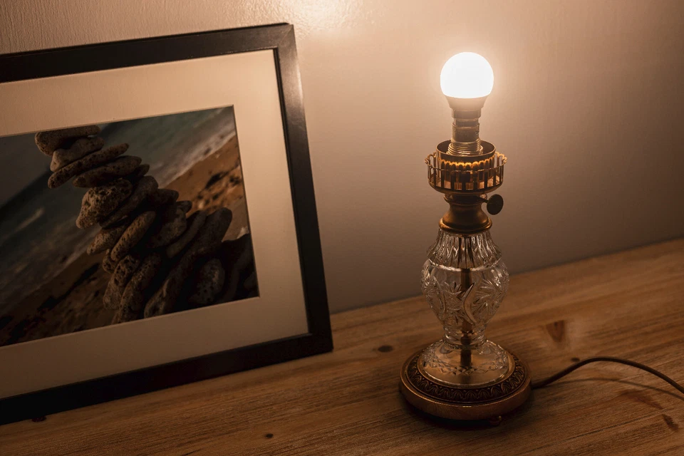 Pied de Lampe Design Année 50 en Verre et Laiton Imitation Lampe à Huile Vintage - Photo 3/4