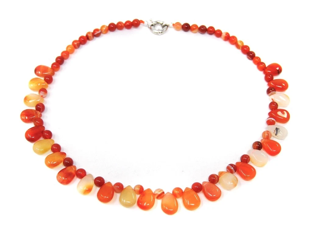 Collana in corallo arancione a scalare con chiusura in argento dorato e