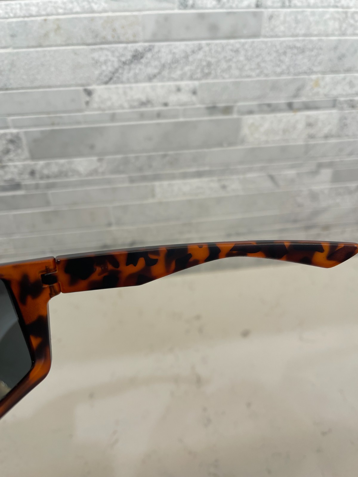 Tortoise Shell Pattern Sunglasses Brown Lens UV P… - image 3