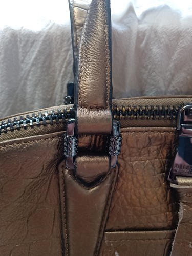 Bolso Bandolera Aimee Kestenberg Presley Cuero Oliva Metálico Croco - Imagen 4 de 10