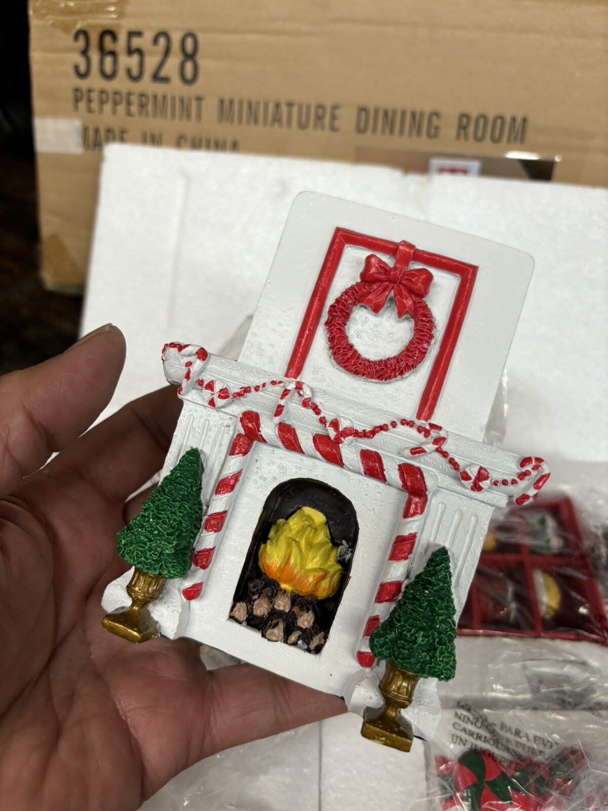 Collections Etc 36528 Peppermint Miniature Dining Room NEAR MINT