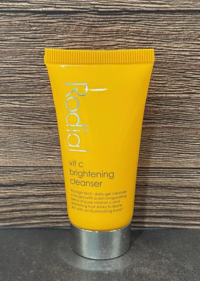 Limpiador facial iluminador con vitamina C Rodial 20 ml tamaño de viaje paquete de 5 Foto 2 de 3