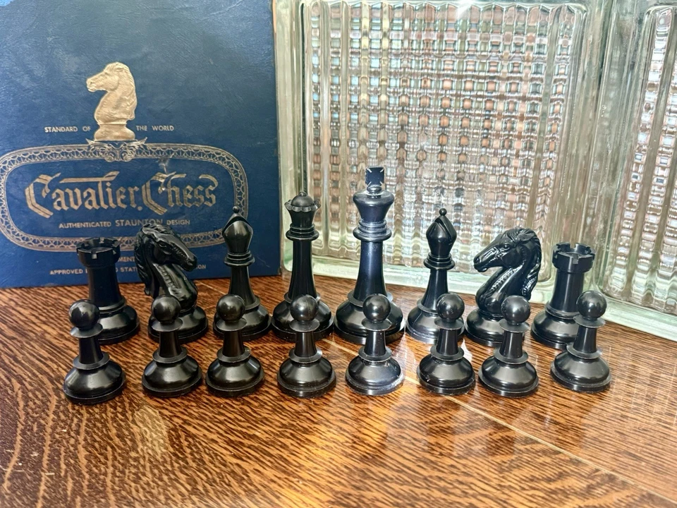 Juego de ajedrez Cavalier 1967 edición torneo 1491 diseño Staunton por Pacific Game Foto 2 de 4