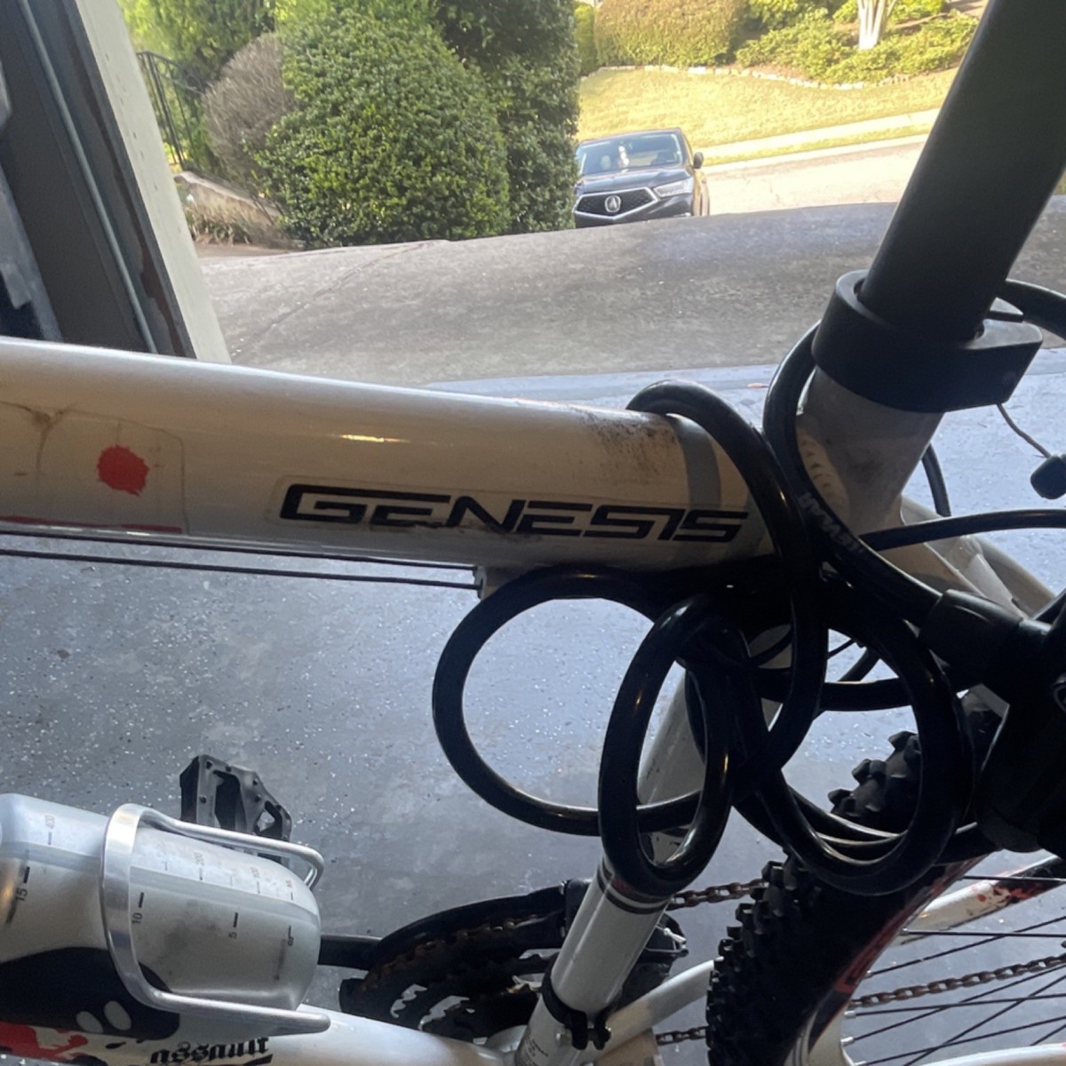 Genesis Mountain Bike 29 in White 18in V-Brake Kickstand Bottle