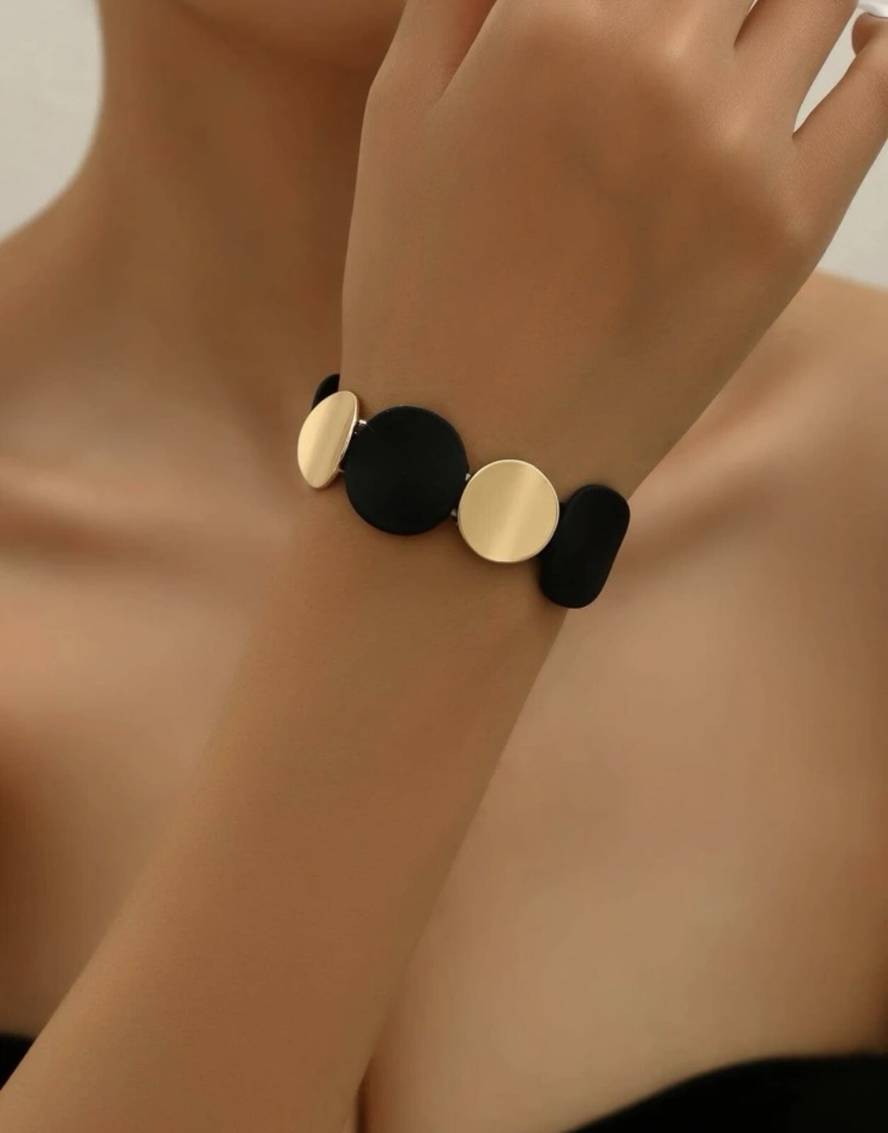 Jonc manchette or jaune au design rond imposant et structure reglable