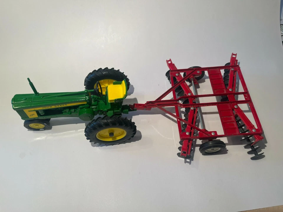 JOHN DEERE 520 All-Metal Diecast Tractor w/ The ERTL Trailer 493-494 Dyersville - Image 4 of 4