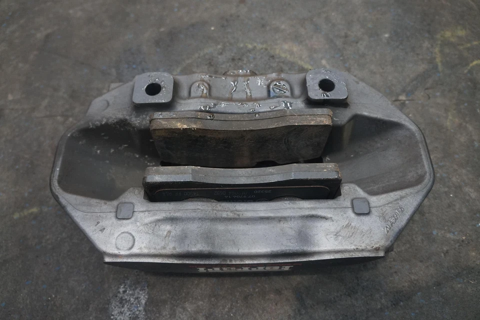 Pinça de freio traseira direita passageiro lateral fabricante de equipamento original Ferrari FF 2014 - Imagem 3 de 4