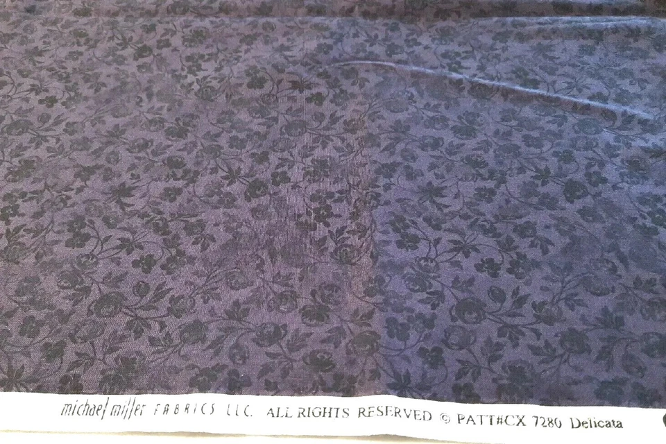 Tecido Michael Miller roxo 2 jardas Delicata #7280 com algodão floral preto - Imagem 2 de 4