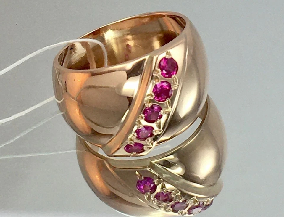 Anillo de banda ancha con cúpula de rubí rojo simulado de corte redondo de 1,10 quilates enchapado en oro amarillo de 14 k Foto 4 de 4