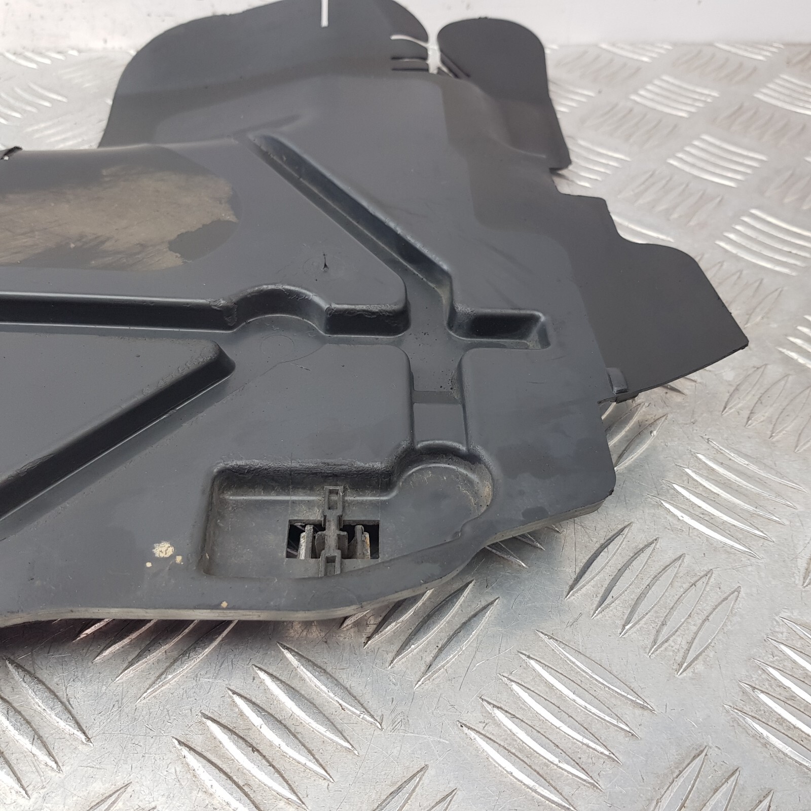 Peugeot 2008 Allure 2018-2019 1.2 Air Channel Guide NS Passenger 