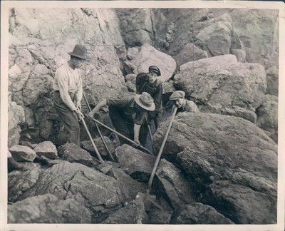 1923 Press Photo Digging For Buried Treasure at Lands End - ner21875