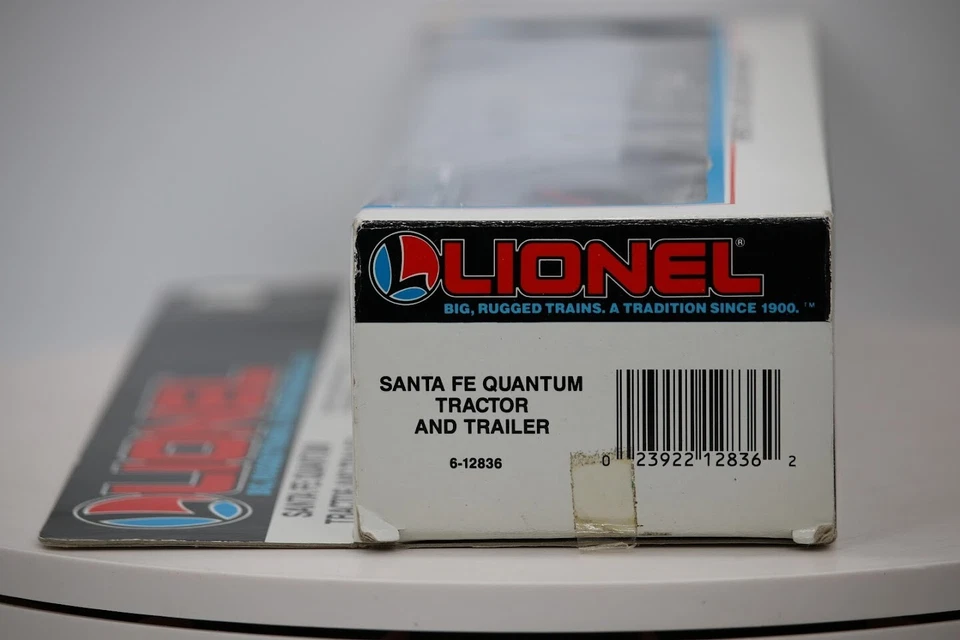 LIONEL 6-12836 DIE-CAST SANTA FE QUANTUM TRACTOR AND TRAILER O Gauge 1:48 Scale - Image 2 of 4
