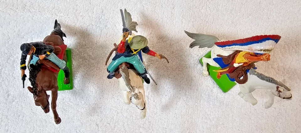 Gran Bretaña Detalle 1971 Caballería y Nativos Americanos Soldados de Juguete - 3 Figuras Montadas Foto 3 de 4