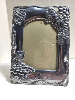 Vintage 2001 Arthur Court Silvertone Grapevine Photo Frame for 5 x 7 Photo