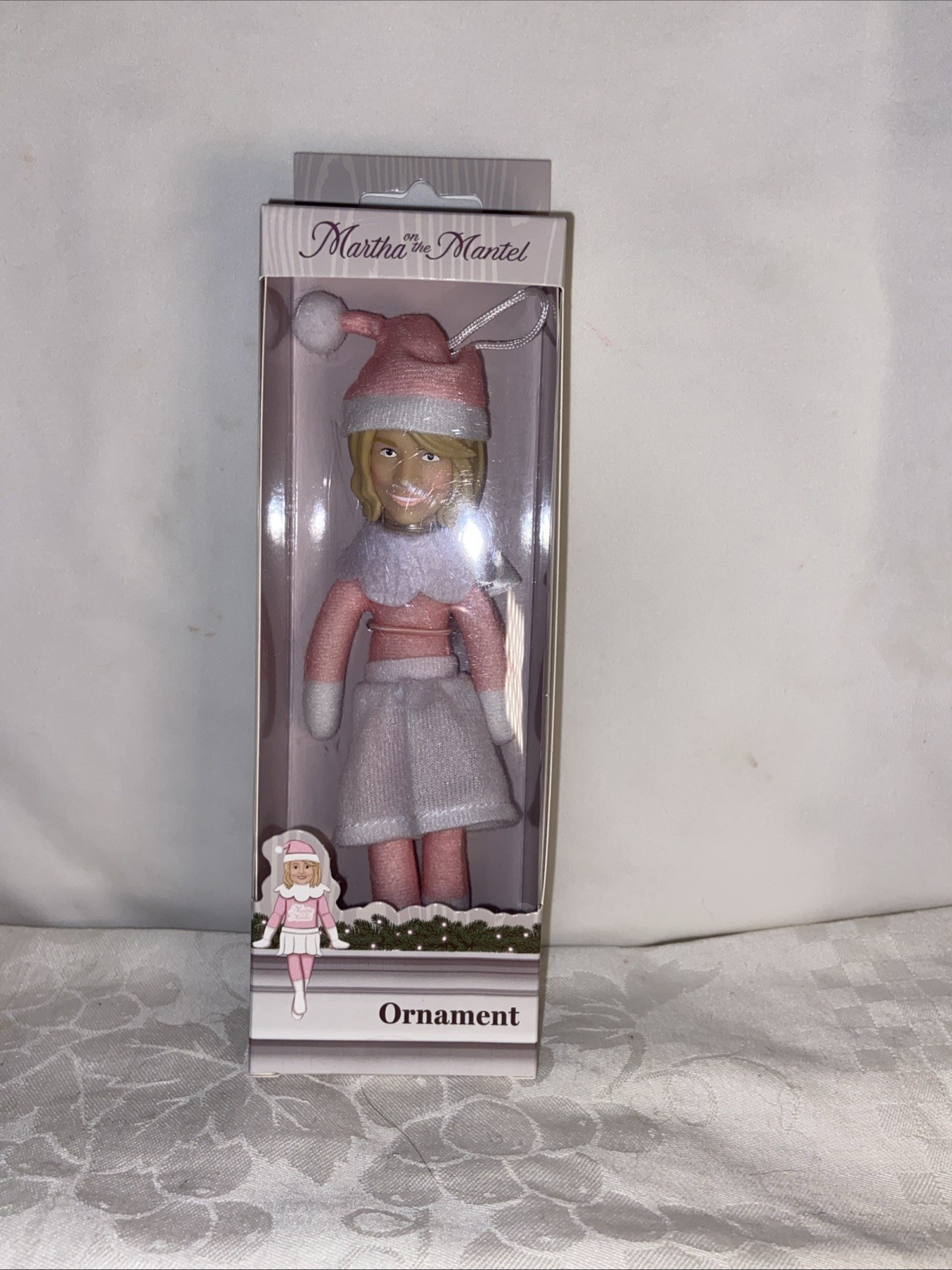 Martha Stewart Pink Elf Martha on the Mantle Un adorno coleccionable navideño
