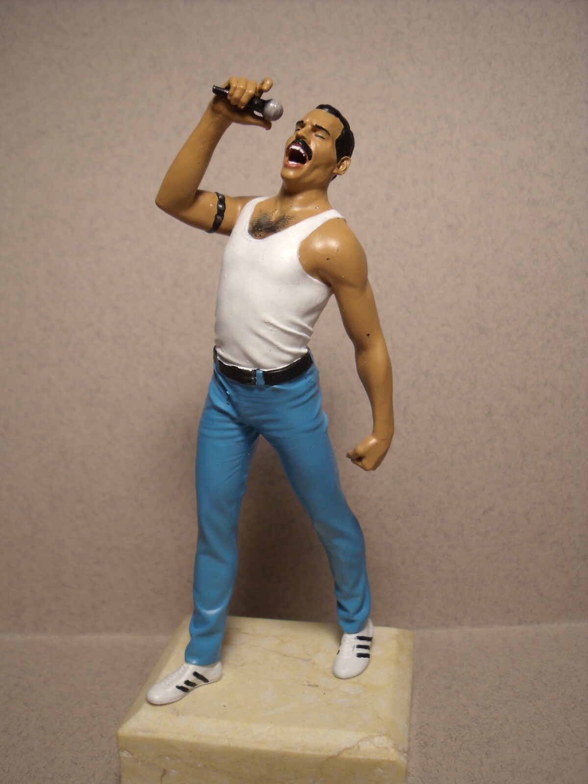 Figurine Freddie Mercury 1/18 à peindre pour animer un diorama automobile