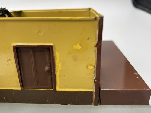 American Flyer HO Prewar 258 Mystic Passenger and Freight Station -Yellow/Brown - Picture 9 of 10