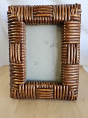 Beautiful Wandwoven Rattan 4x6 Free-standing Picture Frame Glass Lens