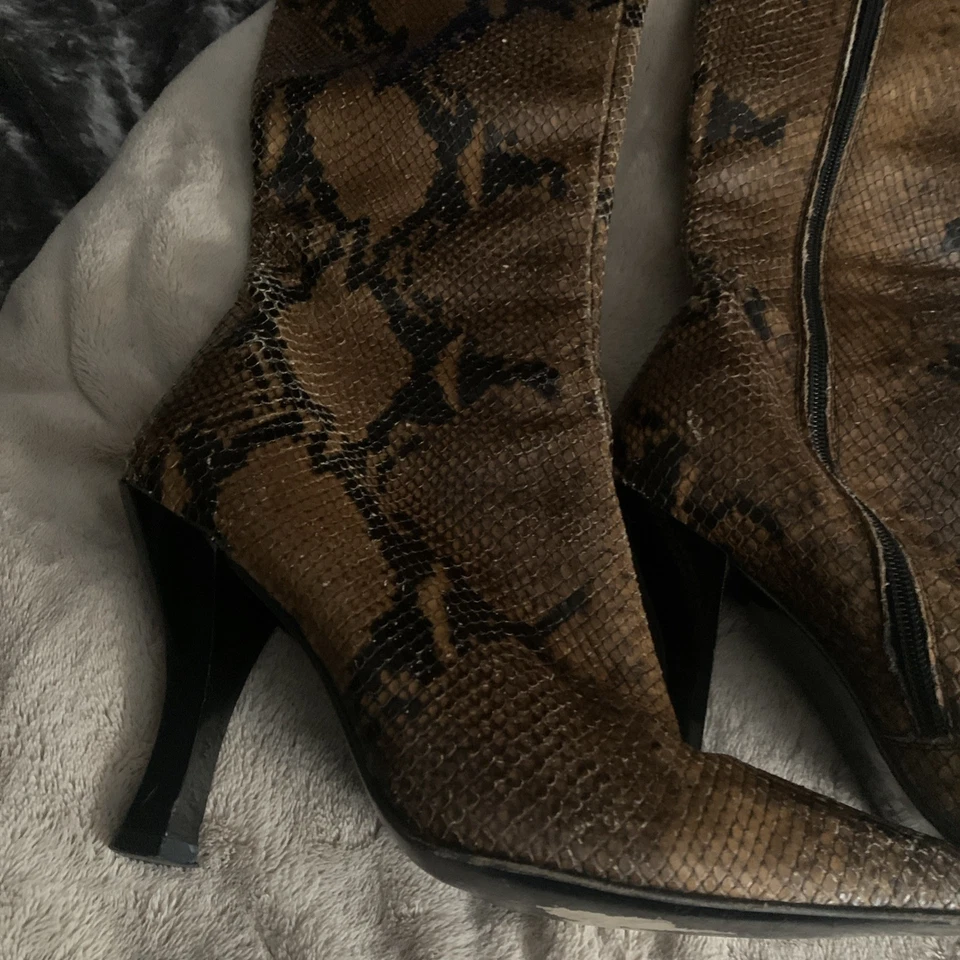 Botas altas vintage de cuero de serpiente Charles David 8 1/2 hechas en España años 90 Foto 3 de 4